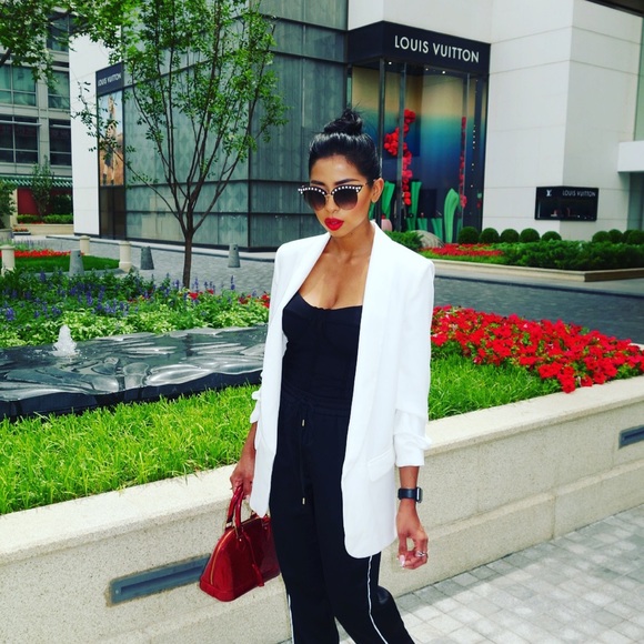 Meet your Posher, Alicia. I am girl from NYC. - Picture 2 of 8